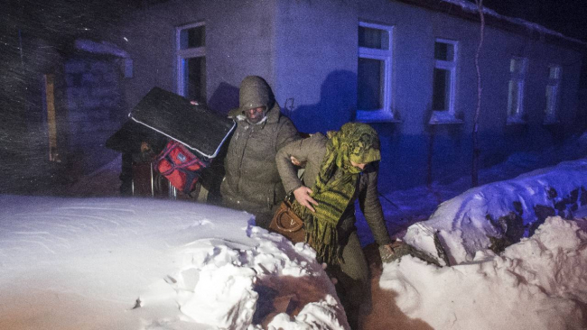 Kars'ta ekipler doğum sancısı tutan kadın için seferber oldu